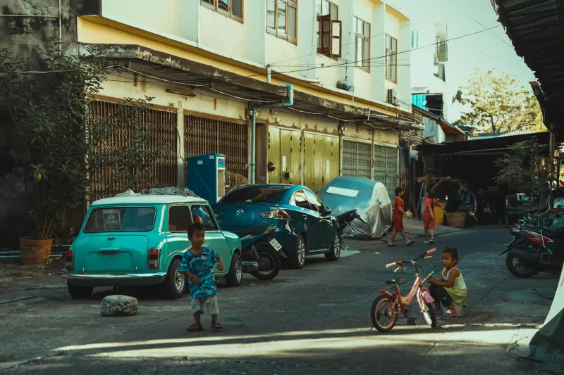 From Helping Hands to Hourly Rates: How Neighborhood Favors Became the Gig Economy